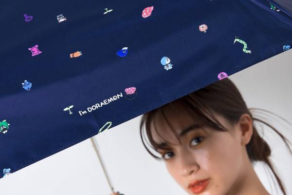 Wpc.“ドラえもん＆ひみつ道具”柄の日傘、どこでもドアやハートを散りばめて