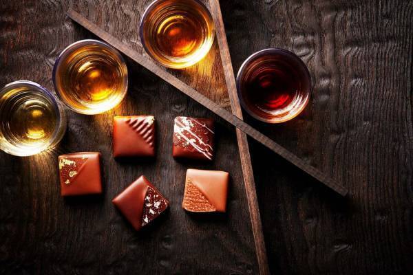 ショコラティエ パレ ド オールの父の日チョコ、ジャパニーズクラフトウイスキーを“食べ比べ”
