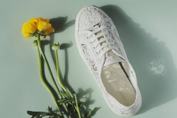 スペルガ新作ウィメンズスニーカー、“透け感”マクラメレース&メッシュ素材の涼やかアッパー