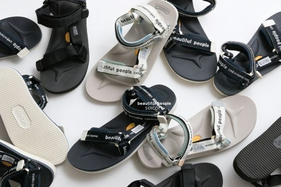 ビューティフルピープル×スイコックのサンダル、厚手のロゴテープ配した“マルチカラー”の新色