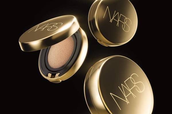 NARSベストセラークッションファンデーションに“ゴールド”の限定ケース＆新色追加