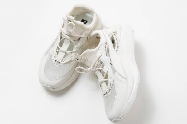 エミとプーマ新作コラボシューズ、オールホワイト×メッシュ素材の“サンダル風”スニーカー