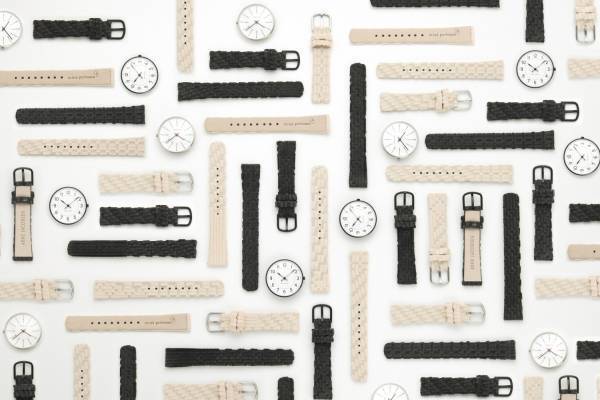 アルネ ヤコブセン×ミナ ペルホネンの腕時計、ランダムに織られたコーデュロイ素材のストラップ