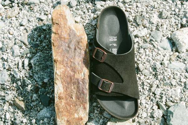 ビルケンシュトックのサンダル「チューリッヒ」“ブラック”で統一したイエナ＆エディフィス別注モデル