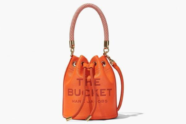 マーク ジェイコブス新作「ザ バケットバッグ」ライラックやオレンジレザーの2WAYバッグ