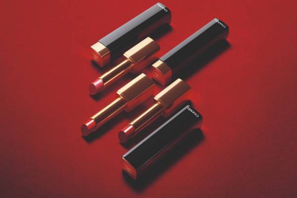 シャネル初のプレミアム リップスティック「ルージュ アリュール レクストレ」がデビュー