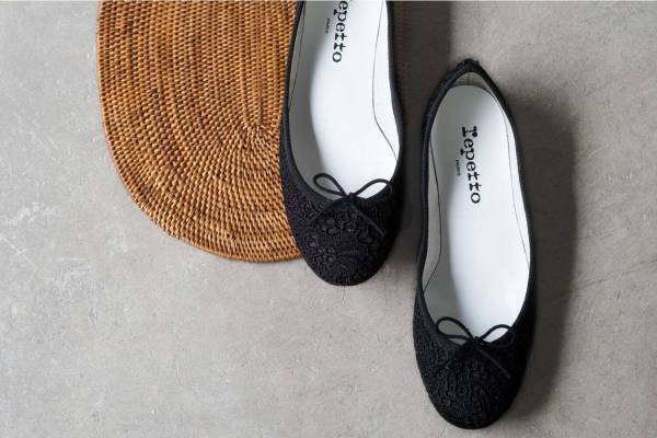レペット日本限定フラットバレリーナシューズ、黒の“フラワーレース”を飾った「サンドリオン」