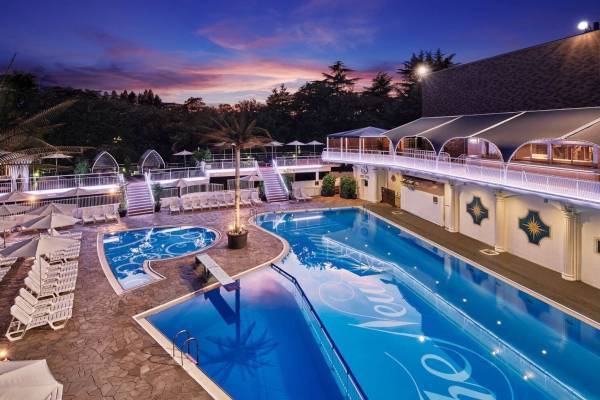 ホテルニューオータニ(東京、 幕張、 大阪)の屋外プールがオープン、夜間はナイトプールに