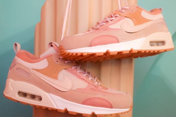 ナイキ“パッチワーク風”新作スニーカー「W エア マックス フューチュラ」アトモス ピンクで