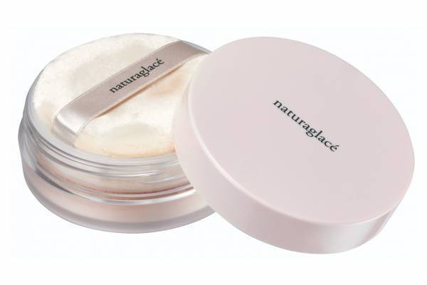 ナチュラグラッセ22年秋コスメ、偏光パール配合“くすみオフ&うるおい続く”限定ルースパウダー