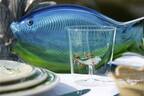 ディオール メゾン「川魚」モチーフの新作テーブルウェア、“魚が浮かぶ”ピッチャー＆グラスなど