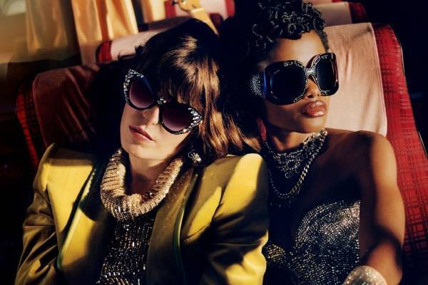 グッチ“ハリウッドスター”着想の新作アイウェア、クリスタルスタッズが輝くキャットアイサングラス