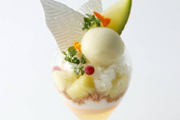 エンポリオ アルマーニ カフェ限定メロンパフェ、アーモンドミルクやマスカットワインの香り