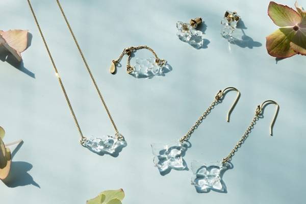 ガラスメーカー「ハリオ」限定“アジサイ”アクセサリー、風にそよぐ花々のピアスやリングなど