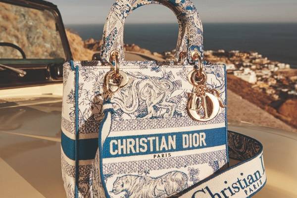 ディオール「ディオリビエラ」ネオンカラーの“トワル ドゥ ジュイ”バッグやウェア、銀座で限定ストアも