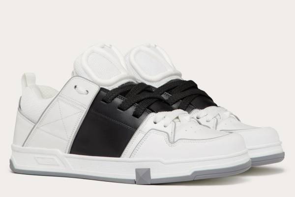 ヴァレンティノ新作スニーカー「オープン スケート」立体的なVロゴ シグネチャー＆スタッズ付き