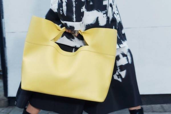 アレキサンダー・マックイーン新作ハンドバッグ「ボウ バッグ」や限定ドレス、伊勢丹新宿店に集結