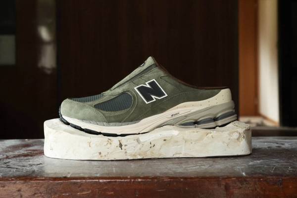 ニューバランス×SNS”ミュール”タイプのスニーカー「2002R」異素材MIXアッパーで