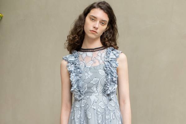 スナイデル“レディな夏ドレス”、ボタニカル模様のレースワンピやレース襟のクラシカルドレス