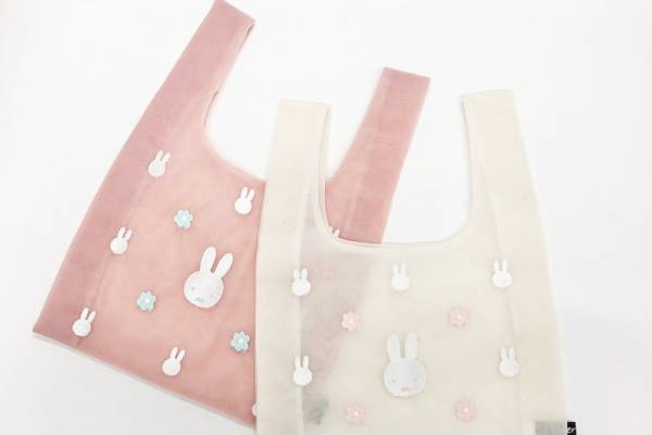 フラワーミッフィーの夏の新作、ミッフィーの刺繍入り"透け感”バッグ＆マーガレットデザインのポーチ