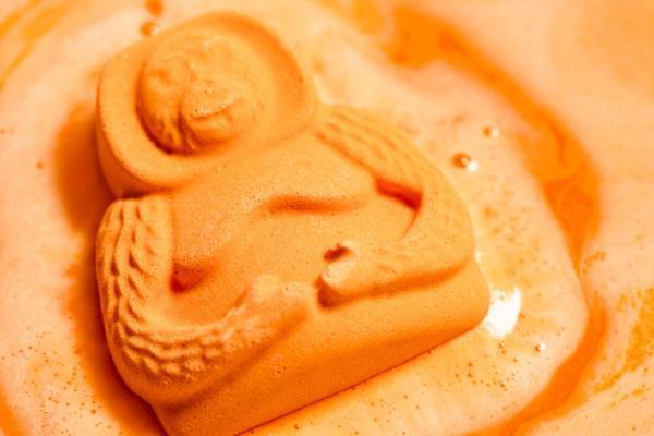 ラッシュ2022年夏コスメ「オランウータン ボム」“オランウータン型”パチョリ香る入浴料