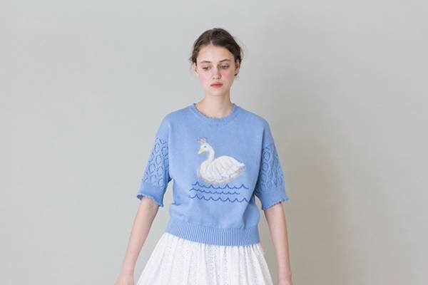 ジェーンマープル 白鳥の湖 モチーフのセーター フリルワンピース 薔薇 リボンのブラウスも 22年6月2日 ウーマンエキサイト 1 2