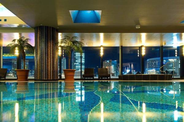 横浜ベイホテル東急、横浜の夜景と楽しむ「大人だけのナイトプール」サウナも完備