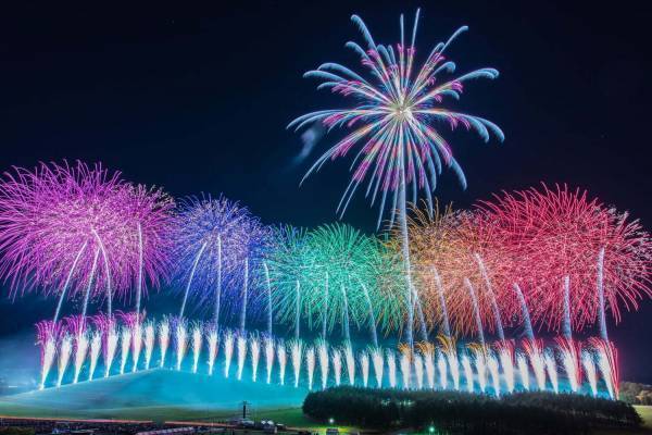 「東北未来芸術花火2022」音楽とシンクロした芸術花火、宮城・鳥の海公園で開催