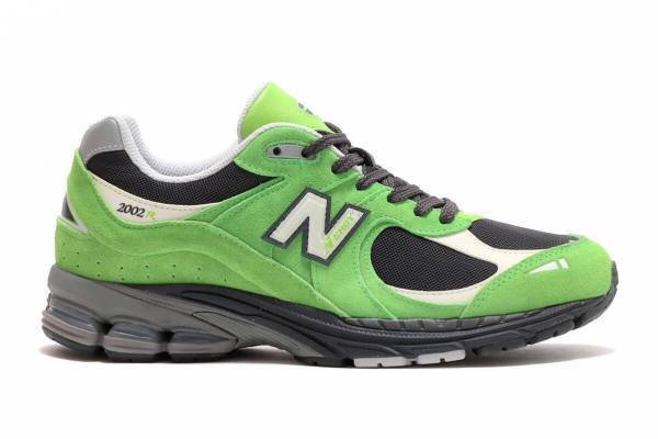ニューバランスから“ネオングリーン”のスニーカー「M2002RGZ」、アトモスで