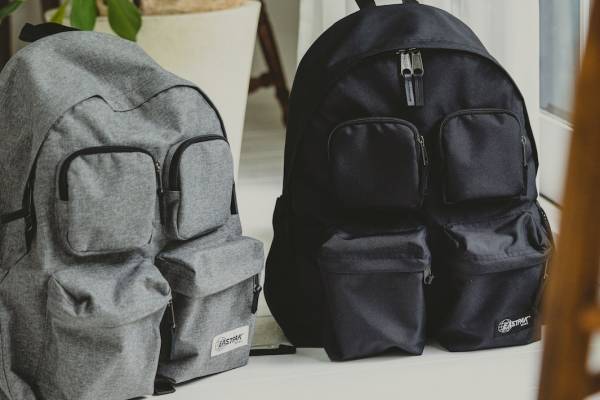 イーストパック×ビームス、定番バックパックを“4ポケット×80年代復刻ラベル”でアップデート