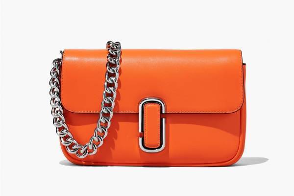 マーク ジェイコブス「J マーク」クロージャーが輝く新作バッグ、ロゴ入りストラップ＆チェーン付き