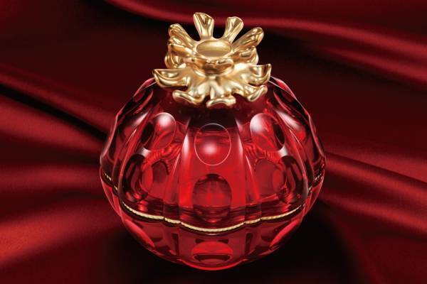 ミラノコレクション“まるで芸術品”「エターナル フェースパウダー」女神＆花イメージのパッケージ