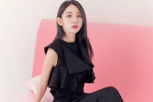 リリー ブラウン×宮脇咲良“透け感シフォン”のフリルたっぷりコンビネゾン