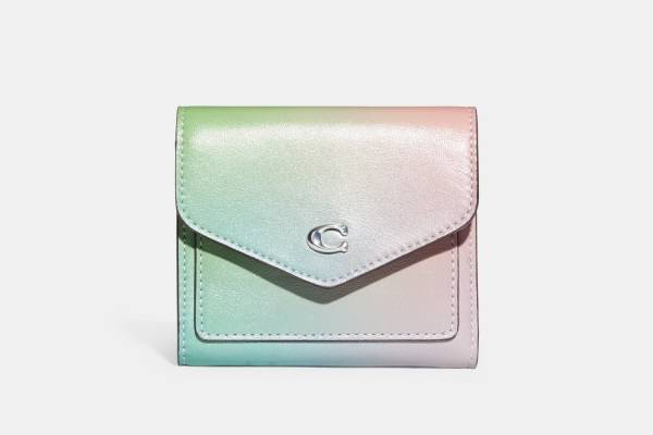 コーチの新作革小物、淡い“虹色”グラデーションの財布＆ミニチュアバッグのチャームなど