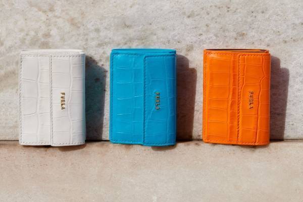 フルラ新作、蛍光カラーのクロコ型押しレザー財布＆アーチロゴ煌めくミニウォレット