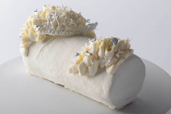 帝国ホテル 東京、英国エリザベス女王の即位70周年記念ケーキ「45°」王室の象徴ティアラをモチーフに