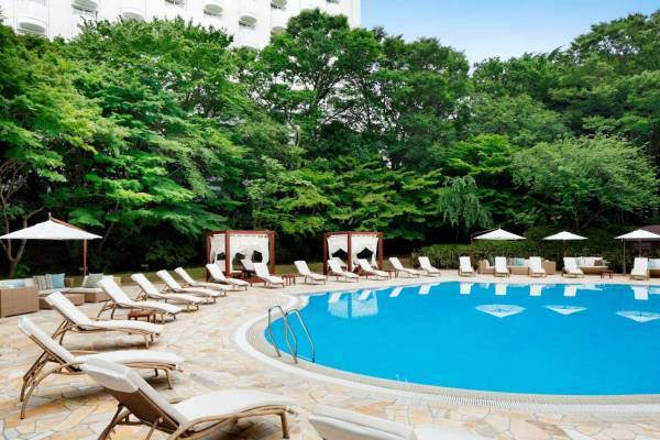 夏季限定の屋外プールが東京・高輪エリアのプリンスホテルで、夜はライトアップ&BGMで幻想的に