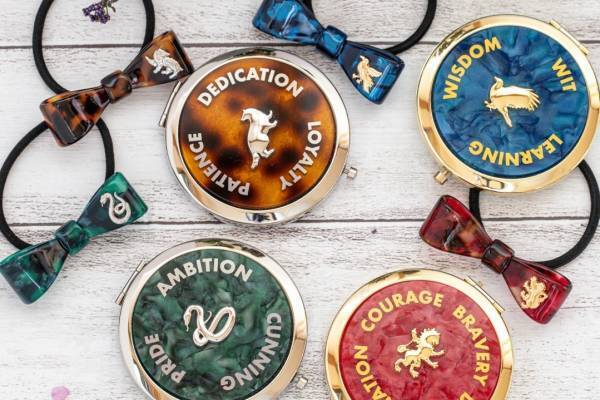 『ハリー・ポッター』“4つの寮”着想のべっ甲風ヘアゴム＆手鏡、東京駅の限定ストアで