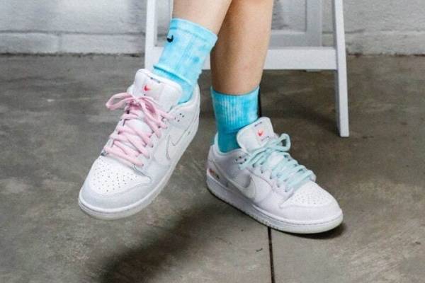 ナイキ"摩耗でアッパーの色が変わる"新作スニーカー、カラフルストラップのサンダルも