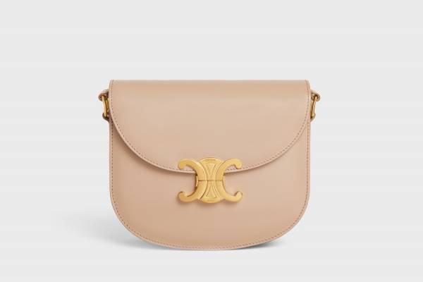 セリーヌ新作ショルダーバッグ「トリオンフ ティーン ブザス」丸みを帯びたボディ×輝くクロージャ―