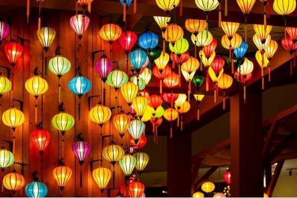 横浜ベイクォーター「ランタンナイト」開催、カラフルなランタンが無数に＆ビールやフードも提供