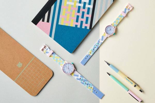パリ発パピエ ティグル×シチズン時計のソーラー腕時計、“オプ・アート”着想パステルカラーデザインなど