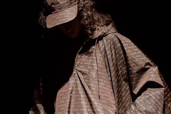 ビューティフルピープル”チーズのロゴ”着想のモノグラム柄レイングッズ、ポンチョ＆折り畳み傘