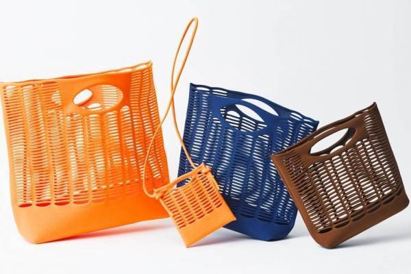 グッド グッズ イッセイ ミヤケのニットバッグ「モッコ」新色、深みのあるインディゴやオレンジ