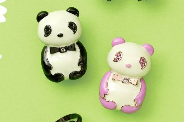 アンテプリマ“ペイズリー型垂れ目”のパンダ ピアスやリング、カットガラス輝く蝶ネクタイ付き