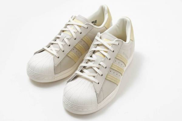 エミのアディダス オリジナルス「スーパースター」別注スニーカー、上品グレージュ×ライトイエロー