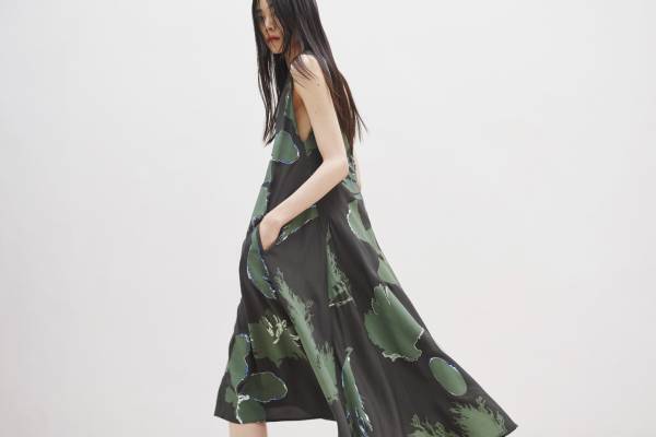 Y's 22年プレフォール新作、葉や貝の“痕跡”を描く抽象柄ドレスやスカート＆2WAYブーツ
