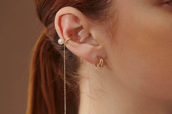 カナル 4℃「イヤジョイ」新作ジュエリー、淡水パール×煌めくチェーンの2WAYイヤーカフ