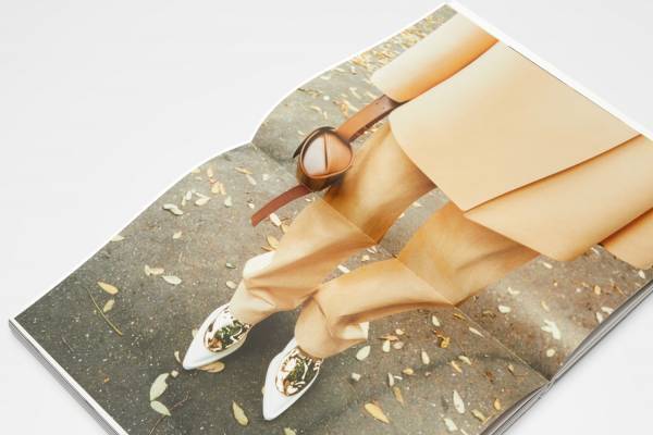 ジル サンダーの写真集『パリ』パリの街で見つけた”衣服や都市の細部”