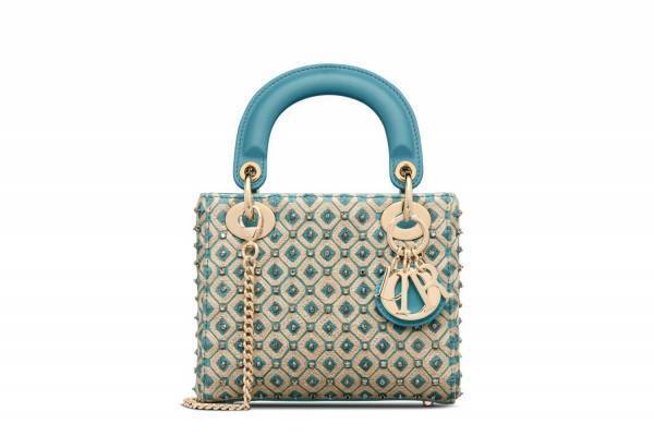 ディオールの新作バッグ、ハニカム刺繍の「レディ ディオール」やチェック柄「ブックトート」バッグ